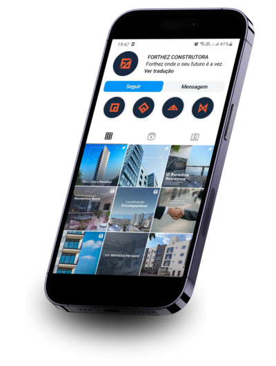Perfil da Forthez Construtora no Instagram exibido em um celular com fundo transparente